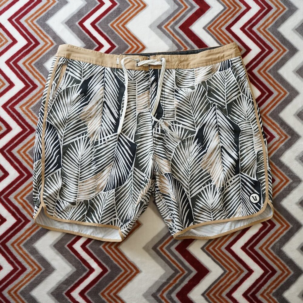 Vuori Cruise 7" Floral Boardshorts Size 38